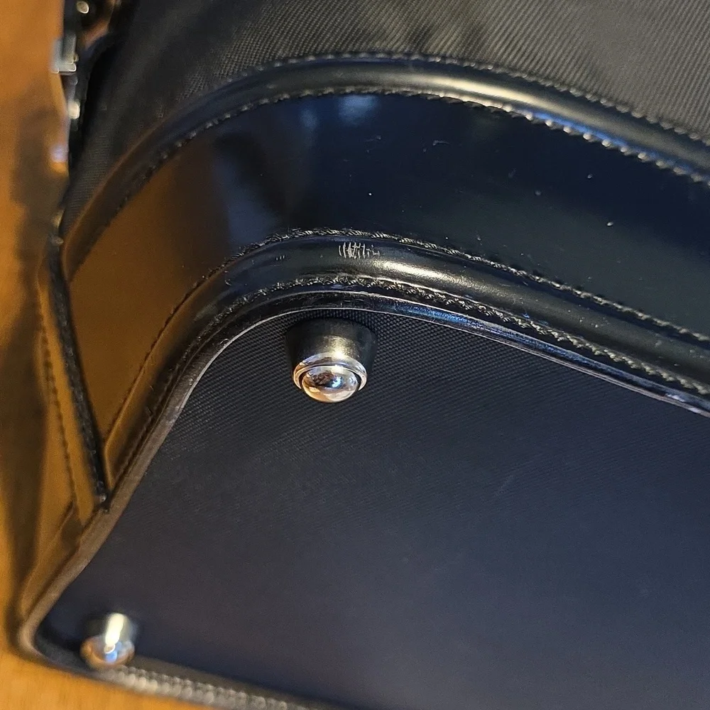 GUCCI BLACK NYLON/PATENT TRAVEL LINE BAG WITH COA - Picture 8 of 16